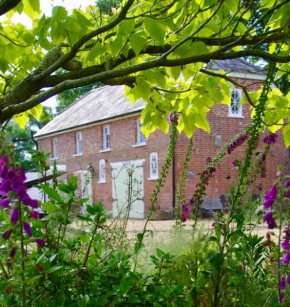 The Georgian Coach House:New Forest with hot tub